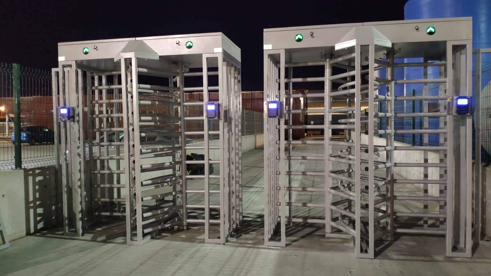 Turnike ve kart okuyucu ile çalışan kurumsal geçiş kontrol sistemi